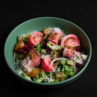 Салат с ростбифом и горчично-медовым соусом в Level kitchenbar по цене 690 ₽