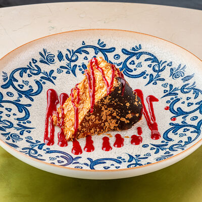 Чизкейк Сан-Себастьян с солёной карамелью и вафельной крошкой в Муссоны по цене 600 ₽