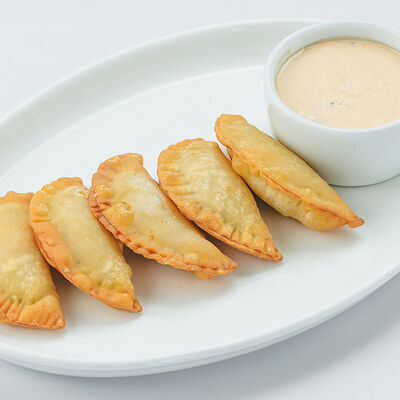 Чебуреки с крабом и соусом коктейль в Причал по цене 800 ₽