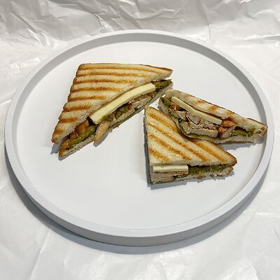 Сэндвич с курицей в соусе песто в Papa cake по цене 410 ₽