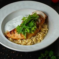 Куриное филе с орзо и соусом блю чиз в Камелот