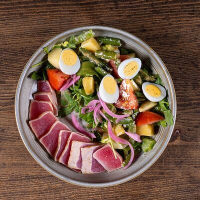 Салат с тунцом в Гриль Бар Понеслось по цене 725 ₽