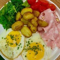 Глазунья с мортаделлой, маринованными томатами, картофелем бэби и ремесленным хлебом со взбитым маслом в MAYAR