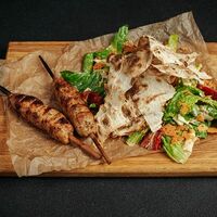 Цезаридзе с кебабом из цыпленка в Megobari