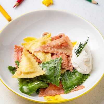 Цветные равиоли с курицей в Круассан-кафе по цене 290 ₽