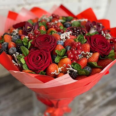 Букет с ягодами, орхидеями и розами в Buketonline - Съедобные букеты и клубника в шоколаде по цене 11550 ₽