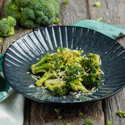 Брокколи с пармезаном в Пряности & Радости на Васильевском по цене 230