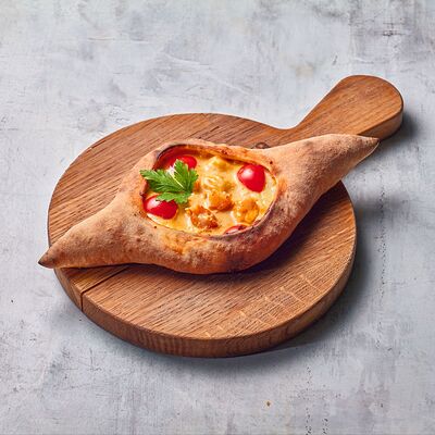Хачапури по-аджарски с морепродуктами и соусом Том Ям в Мамука по цене 640 ₽