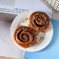 Булочка с корицей, карамелью и орешками в Ломтик