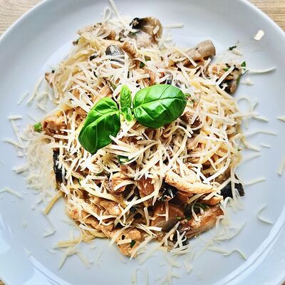 Фетучини с курицей и грибами в Дачные сезоны по цене 580 ₽