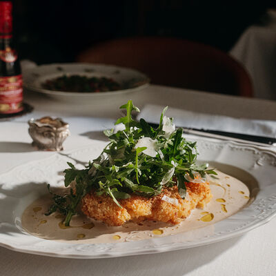 Котолетта Алла Миланезе из цыпленка с соусом тоннатов Salone pasta & bar по цене 1650 ₽