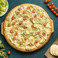 Цезарь с курицей на тонком тесте в E La Mia Pizza