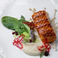 Филе лосося с пак-чой, эноки и соусом из листьев шисо в Wine and Crab