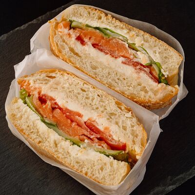 Хлеббер с лососем в Evecta Ловозеро по цене 549 ₽