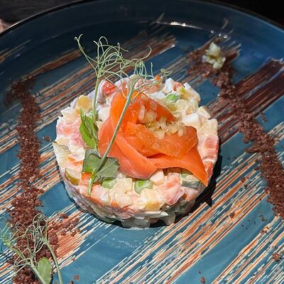 Салат Оливье с семгой и крошкой из бородинского хлеба в Мята signature 2ФР по цене 930 ₽