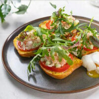 Брускетты с крабом, креветками и яйцом пашот в Мясо & Рыба