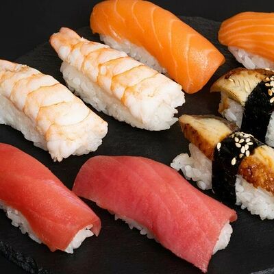 Гункан с лососем в Sushi cat по цене 140 ₽