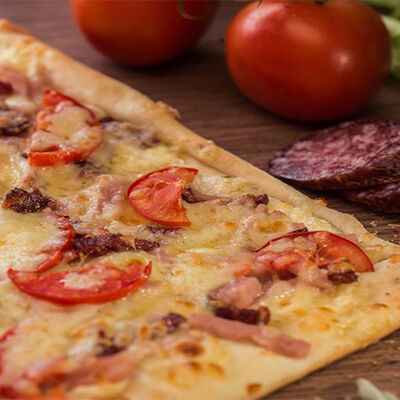 Пицца Домашняя 33 см в Pizza Ricca по цене 939 ₽