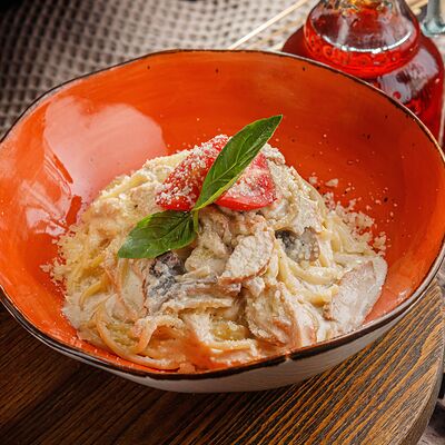 Спагетти под сливочным соусом Альфредо в Досытаевский по цене 490 ₽