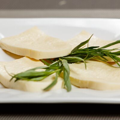 Сулугунисо свежим тархуном в Сандро по цене 515 ₽