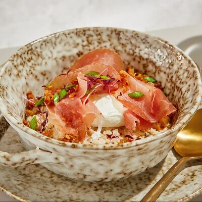 Овсянка с трюфелем, яйцом пашот и пармской ветчиной в Гастробар DOM по цене 450