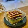 Бельгийские вафли с ветчиной, сыром и овощами в Парикофе по цене 610