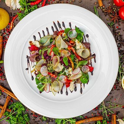 Салат с утиной грудкой в Paulaner Wirtshaus Polyanka по цене 690 ₽