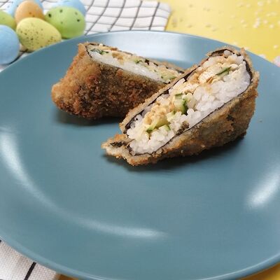 Горячий онигири с лососем 1 шт. в СушиГуру по цене 309 ₽