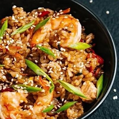 Жареный рис с яйцом, морепродуктами и грибами шиитаке в Mr.Mao по цене 615 ₽