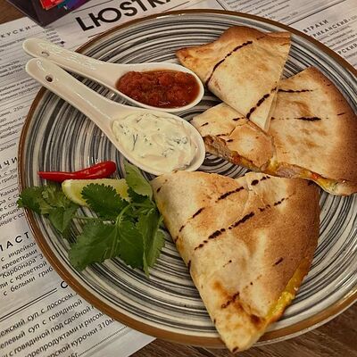 Кесадилья с курицей и томатами в Lюstra Bar по цене 800 ₽