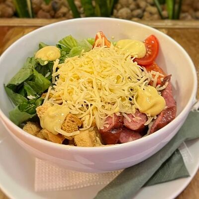 Салат с колбасками в Суп с котом по цене 520 ₽