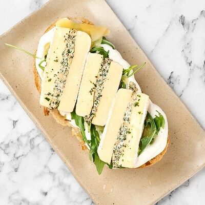 Брускетта с грушей и камамберомв Mikemolly по цене 635 ₽