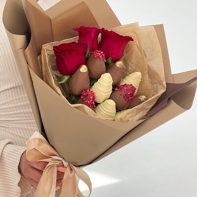Букет из клубники в шоколаде и цветов Жасмин в Клубника по цене 3990 ₽