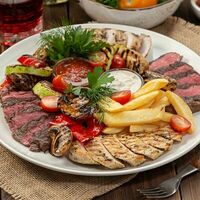 Большая тарелка стейков в Grizzly Bar