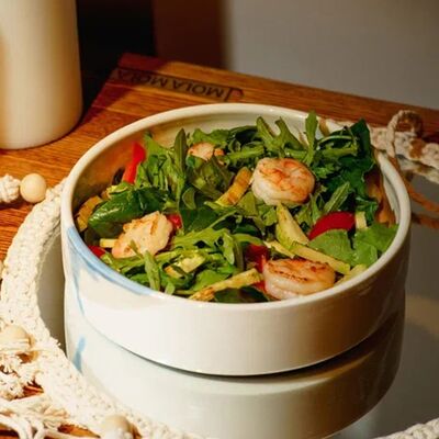 Салат с руколой, креветками и опаленным цукини в Mola Mola по цене 670 ₽