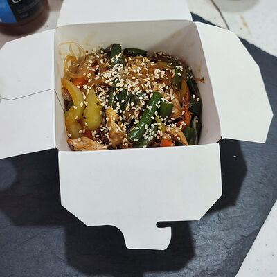 Wok c овощами и соусом в SV Sushi по цене 418 ₽