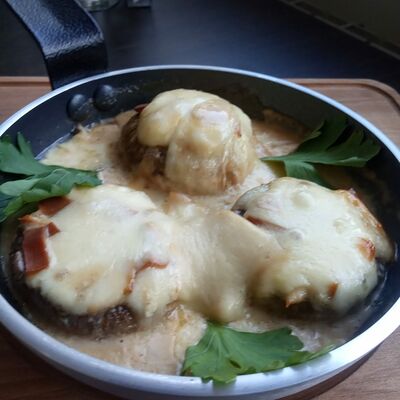 Шляпки шампиньонов с сулугуни на кеци в Навруз73 по цене 550 ₽