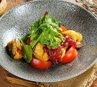 Вяленая говядина с хрустящими баклажанами в Сыроварня AndreAle