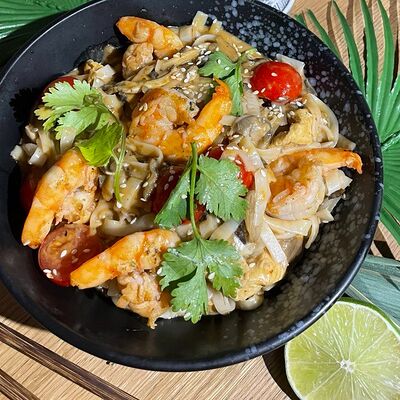 Рисовая лапша Том Ям с креветками в Wok Street по цене 649 ₽