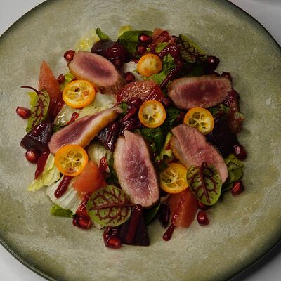 Салат с утиной грудкой и пьяной грушей в Игристо по цене 850 ₽