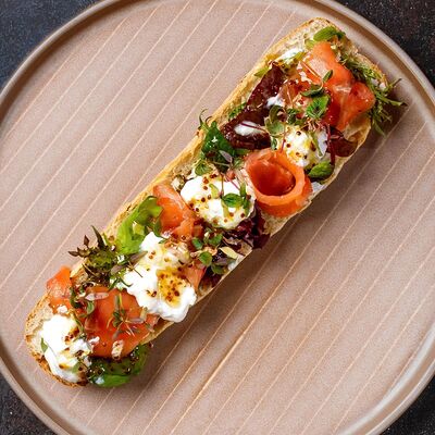 Брускетта с форелью и страчателлой в Макароны по цене 475 ₽