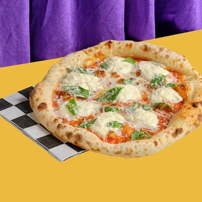 Пицца страчателла с мед чили в Cheesemania по цене 750 ₽