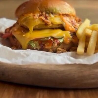 Бургер куриный с картофелем в Чили Gurman Сlub по цене 390 ₽