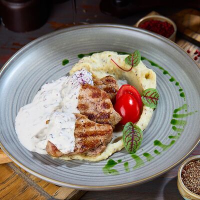 Медальоны из свинины под сливочным соусом из грибов в Балканский гурман по цене 920 ₽