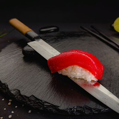 Суши с тунцом в Ёжкин ролл по цене 199 ₽