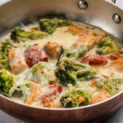 Запеченная форель с брокколи, томатами и сыром Моцарелла в Патис по цене 943 ₽