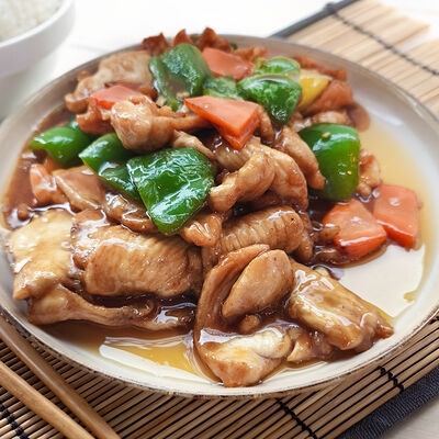 Куриное филе, жаренное с овощами в Wai Mai по цене 570 ₽