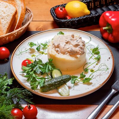 Бефстроганов из говяжьей вырезки с картофельным пюре в Золотая прага по цене 1135 ₽
