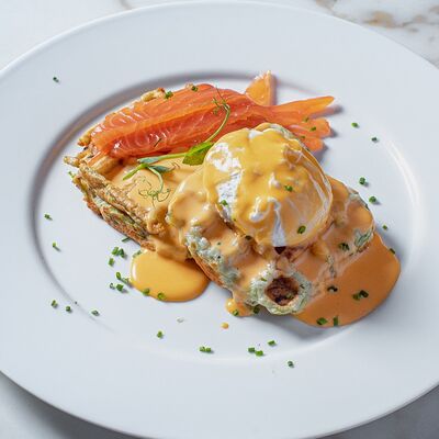 Вафли из цукини с лососем и яйцом пашот в Romano по цене 1100 ₽