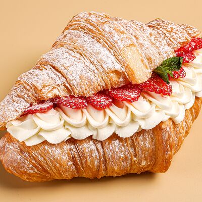 Круассан с творожным сыром и клубникой в Семейный ресторан Mr Grek по цене 705 ₽